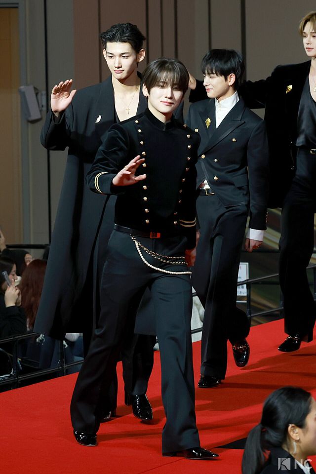 그룹 앤팀(&TEAM) 유마가 25일 인천시 중구 운서동 인스파이어 아레나에서 진행된 ‘2025 SBS&nbsp;가요대전’ 공연에 앞서 레드카펫을 밟고 있다. 사진=김규빈 기자