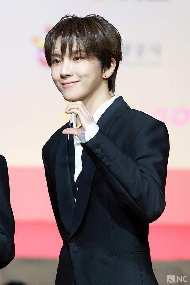 그룹 보이넥스트도어(BOY NEXT DOOR) 운학이 25일 인천시 중구 운서동 인스파이어 아레나에서 진행된 ‘2025 SBS&nbsp;가요대전’ 공연에 앞서 레드카펫을 밟고 있다. 사진=김규빈 기자