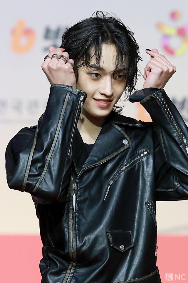 그룹 에이엠피(AxMxP) 김신이 25일 인천시 중구 운서동 인스파이어 아레나에서 진행된 ‘2025 SBS&nbsp;가요대전’ 공연에 앞서 레드카펫을 밟고 있다. 사진=김규빈 기자