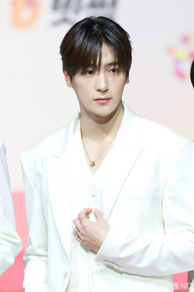 그룹 더보이즈(THE BOYZ) 현재가 25일 인천시 중구 운서동 인스파이어 아레나에서 진행된 ‘2025 SBS&nbsp;가요대전’ 공연에 앞서 레드카펫을 밟고 있다. 사진=김규빈 기자