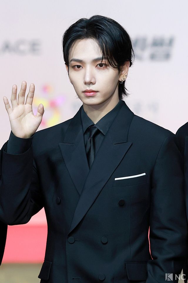 그룹 보이넥스트도어(BOYNEXTDOOR) 명재현이 25일 인천시 중구 운서동 인스파이어 아레나에서 진행된 ‘2025 SBS&nbsp;가요대전’ 공연에 앞서 레드카펫을 밟고 있다. 사진=김규빈 기자