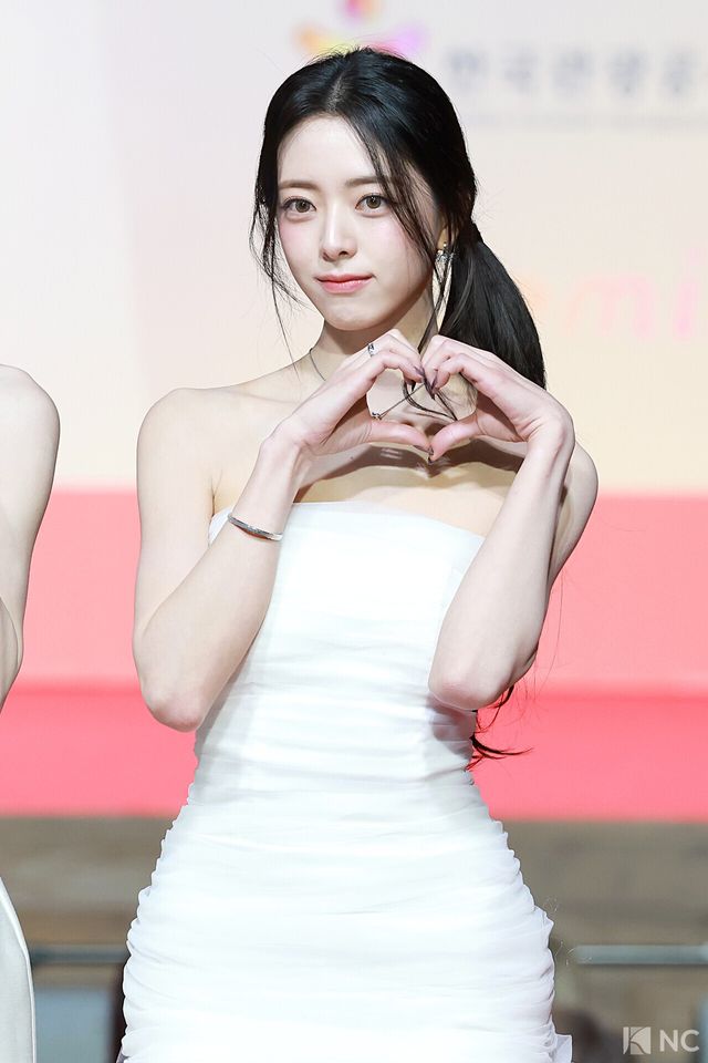 그룹 있지(ITZY) 유나가 25일 인천시 중구 운서동 인스파이어 아레나에서 진행된 ‘2025 SBS&nbsp;가요대전’ 공연에 앞서 레드카펫을 밟고 있다. 사진=김규빈 기자