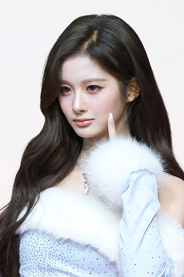 그룹 엔믹스(NMIXX) 설윤이 25일 인천시 중구 운서동 인스파이어 아레나에서 진행된 ‘2025 SBS&nbsp;가요대전’ 공연에 앞서 레드카펫을 밟고 있다. 사진=김규빈 기자