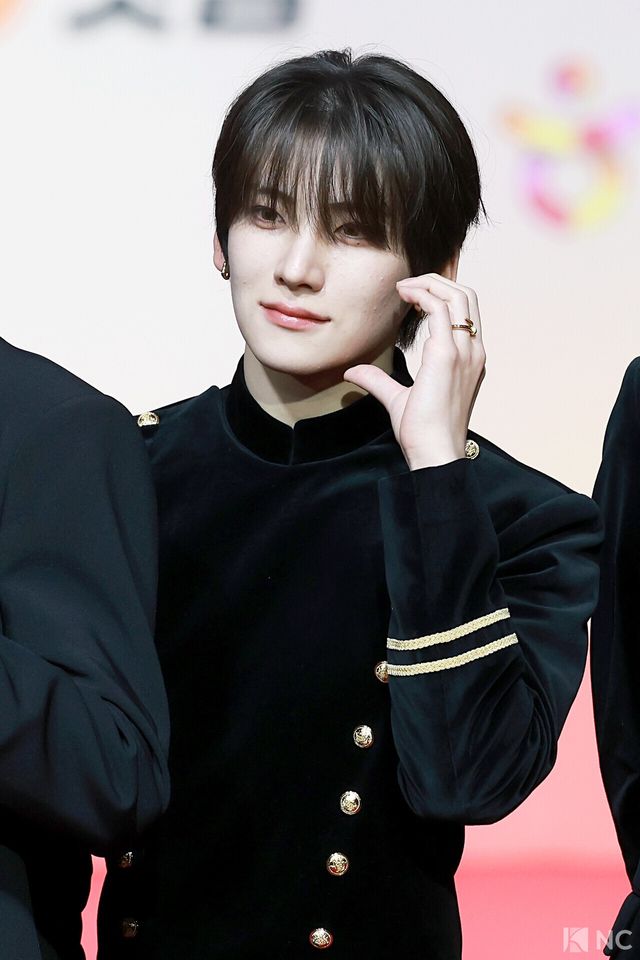 그룹 앤팀(&TEAM) 유마가 25일 인천시 중구 운서동 인스파이어 아레나에서 진행된 ‘2025 SBS&nbsp;가요대전’ 공연에 앞서 레드카펫을 밟고 있다. 사진=김규빈 기자