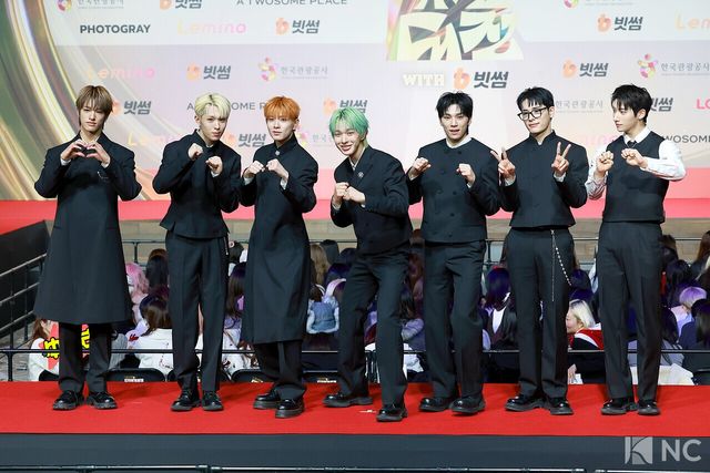 그룹 넥스지(NEXZ)가 25일 인천시 중구 운서동 인스파이어 아레나에서 진행된 ‘2025 SBS&nbsp;가요대전’ 공연에 앞서 레드카펫을 밟고 있다. 사진=김규빈 기자