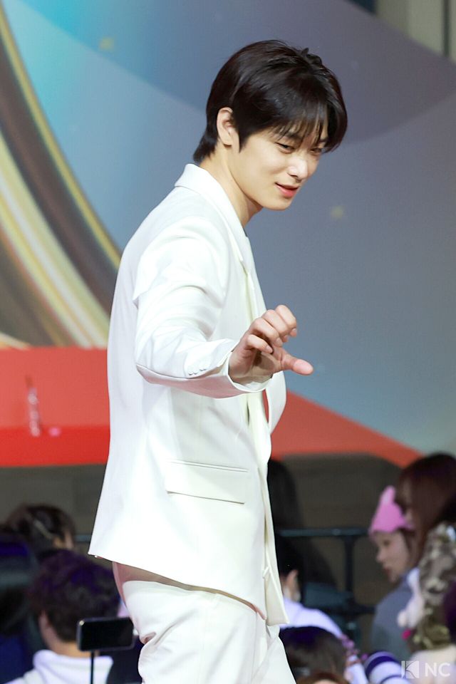 그룹 더보이즈(THE BOYZ) 주연이 25일 인천시 중구 운서동 인스파이어 아레나에서 진행된 ‘2025 SBS&nbsp;가요대전’ 공연에 앞서 레드카펫을 밟고 있다. 사진=김규빈 기자[NC포토]