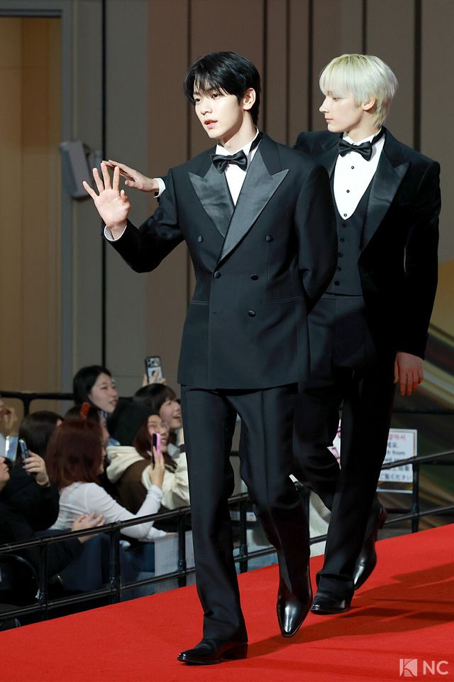 그룹 투모로우바이투게더(TOMORROW X TOGETHER) 수빈이 25일 인천시 중구 운서동 인스파이어 아레나에서 진행된 ‘2025 SBS&nbsp;가요대전’ 공연에 앞서 레드카펫을 밟고 있다. 사진=김규빈 기자