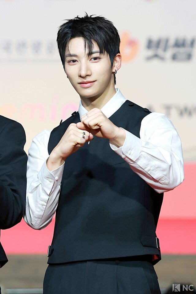 그룹 넥스지(NEXZ) 유우가 25일 인천시 중구 운서동 인스파이어 아레나에서 진행된 ‘2025 SBS&nbsp;가요대전’ 공연에 앞서 레드카펫을 밟고 있다. 사진=김규빈 기자