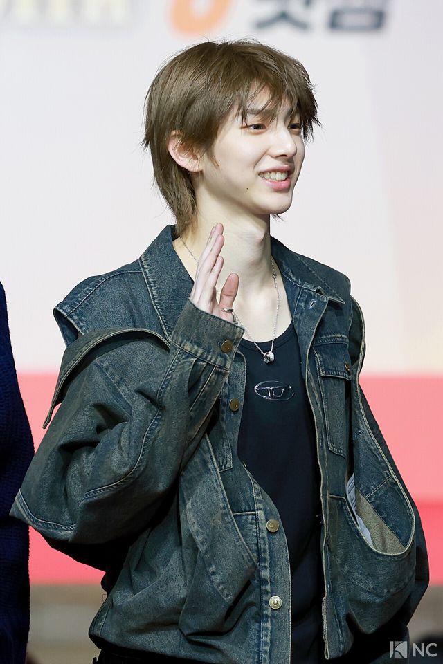 그룹 코르티스(CORTIS) 주훈이 25일 인천시 중구 운서동 인스파이어 아레나에서 진행된 ‘2025 SBS&nbsp;가요대전’ 공연에 앞서 레드카펫을 밟고 있다. 사진=김규빈 기자