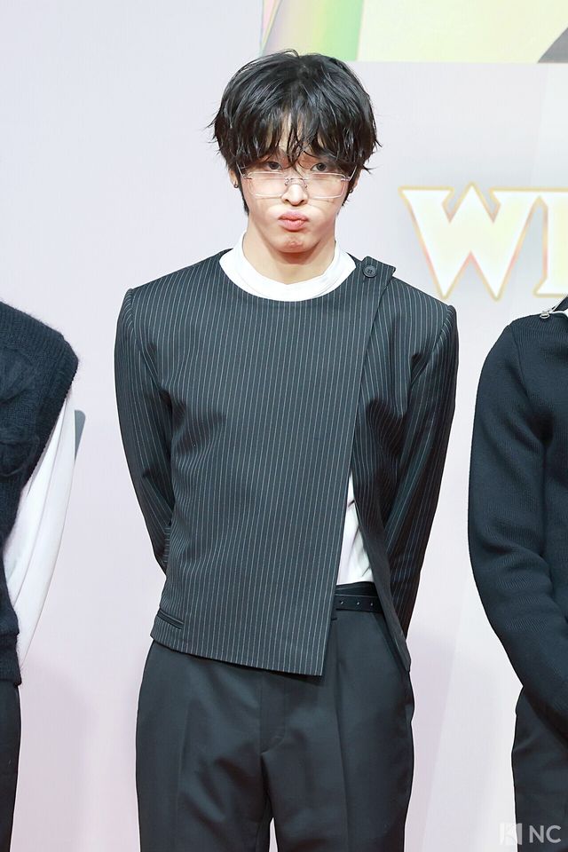 그룹 엔시티 위시(NCT WISH) 리쿠가 25일 인천시 중구 운서동 인스파이어 아레나에서 진행된 ‘2025 SBS&nbsp;가요대전’ 공연에 앞서 레드카펫을 밟고 있다. 사진=김규빈 기자