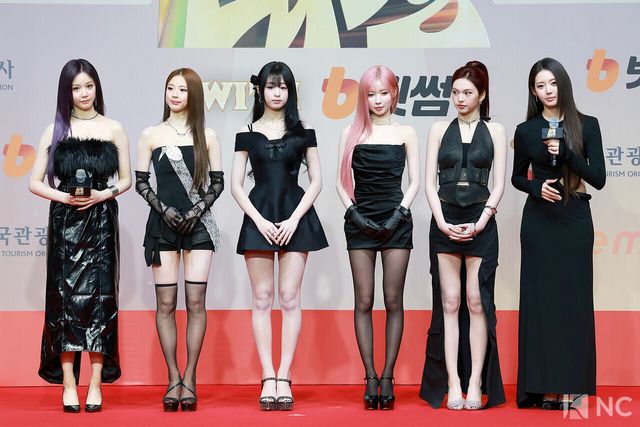 그룹 베이비몬스터(BABY MONSTER)가 25일 인천시 중구 운서동 인스파이어 아레나에서 진행된 ‘2025 SBS&nbsp;가요대전’ 공연에 앞서 레드카펫을 밟고 있다. 사진=김규빈 기자