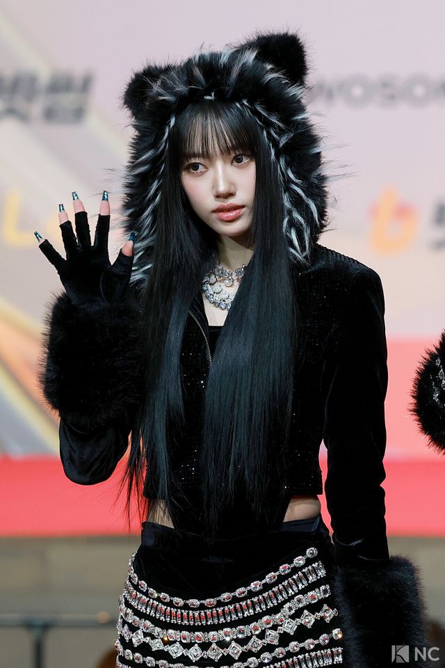 그룹 미야오(MEOVV) 수인이 25일 인천시 중구 운서동 인스파이어 아레나에서 진행된 ‘2025 SBS&nbsp;가요대전’ 공연에 앞서 레드카펫을 밟고 있다. 사진=김규빈 기자