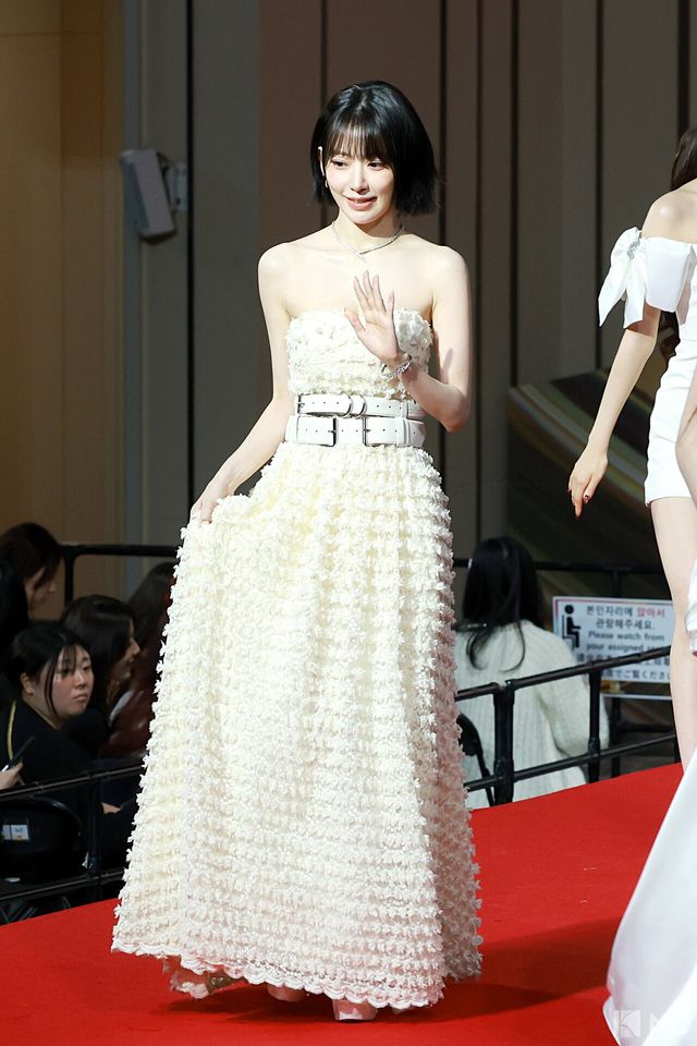 그룹 르세라핌(LE SSERAFIM) 사쿠라가 25일 인천시 중구 운서동 인스파이어 아레나에서 진행된 ‘2025 SBS&nbsp;가요대전’ 공연에 앞서 레드카펫을 밟고 있다. 사진=김규빈 기자