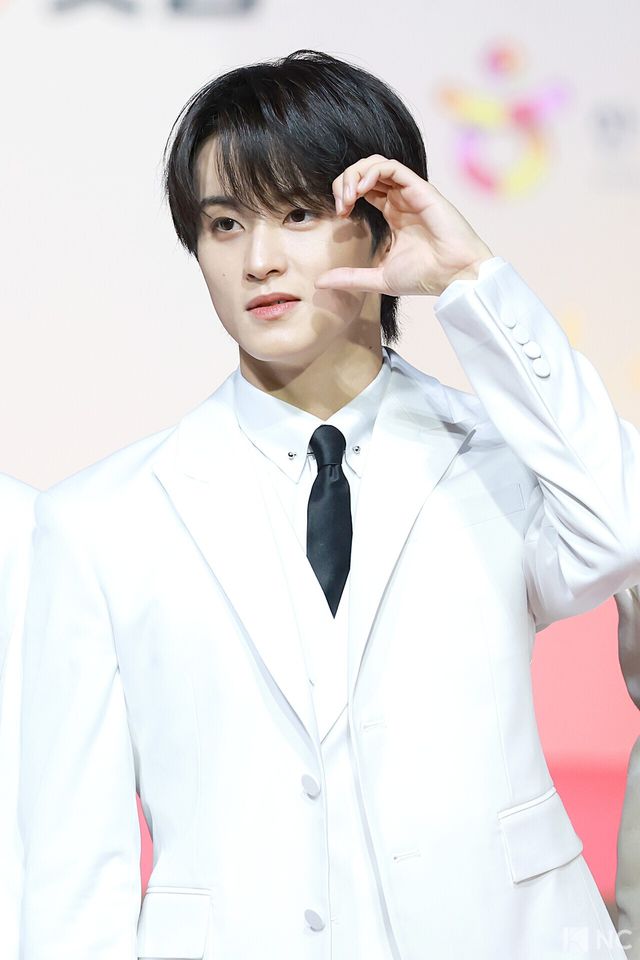 그룹 엔시티 드림(NCT DREAM) 마크가 25일 인천시 중구 운서동 인스파이어 아레나에서 진행된 ‘2025 SBS&nbsp;가요대전’ 공연에 앞서 레드카펫을 밟고 있다. 사진=김규빈 기자