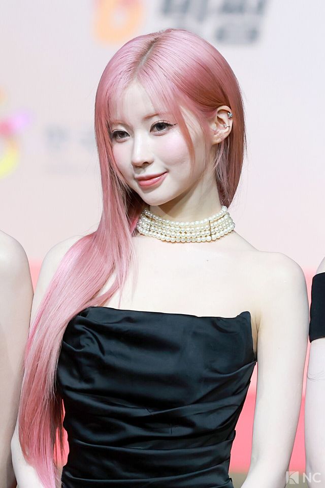 그룹 베이비몬스터(BABY MONSTER) 아사가 25일 인천시 중구 운서동 인스파이어 아레나에서 진행된 ‘2025 SBS&nbsp;가요대전’ 공연에 앞서 레드카펫을 밟고 있다. 사진=김규빈 기자