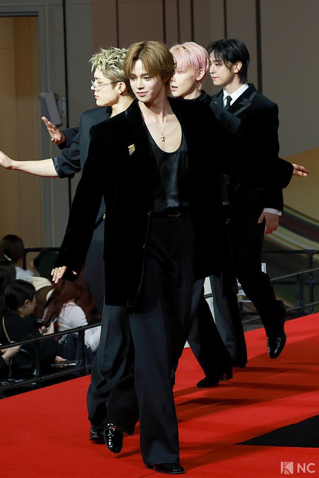 그룹 앤팀(&TEAM) 케이가 25일 인천시 중구 운서동 인스파이어 아레나에서 진행된 ‘2025 SBS&nbsp;가요대전’ 공연에 앞서 레드카펫을 밟고 있다. 사진=김규빈 기자