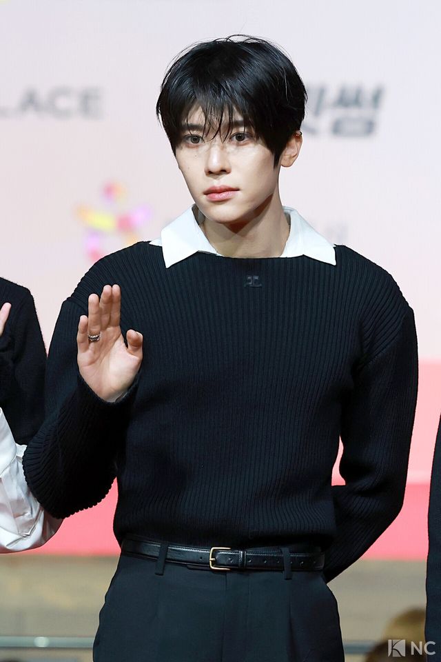 그룹 엔시티 위시(NCT WISH) 시온이 25일 인천시 중구 운서동 인스파이어 아레나에서 진행된 ‘2025 SBS&nbsp;가요대전’ 공연에 앞서 레드카펫을 밟고 있다. 사진=김규빈 기자