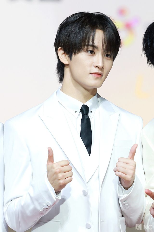 그룹 엔시티 드림(NCT DREAM) 마크가 25일 인천시 중구 운서동 인스파이어 아레나에서 진행된 ‘2025 SBS&nbsp;가요대전’ 공연에 앞서 레드카펫을 밟고 있다. 사진=김규빈 기자