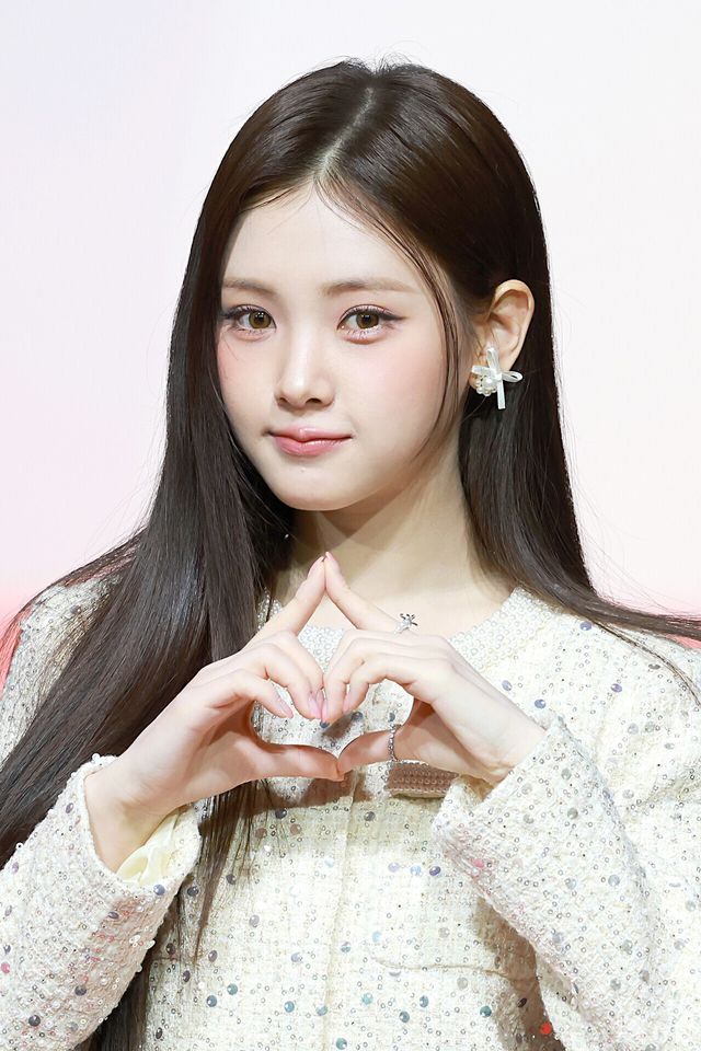 그룹 베이비돈크라이(Baby DONT Cry) 이현이 25일 인천시 중구 운서동 인스파이어 아레나에서 진행된 ‘2025 SBS&nbsp;가요대전’ 공연에 앞서 레드카펫을 밟고 있다. 사진=김규빈 기자