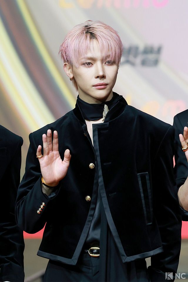 그룹 앤팀(&TEAM) 니콜라스가 25일 인천시 중구 운서동 인스파이어 아레나에서 진행된 ‘2025 SBS&nbsp;가요대전’ 공연에 앞서 레드카펫을 밟고 있다. 사진=김규빈 기자