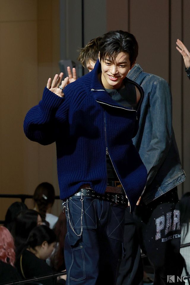 그룹 코르티스(CORTIS) 건호가 25일 인천시 중구 운서동 인스파이어 아레나에서 진행된 ‘2025 SBS&nbsp;가요대전’ 공연에 앞서 레드카펫을 밟고 있다. 사진=김규빈 기자