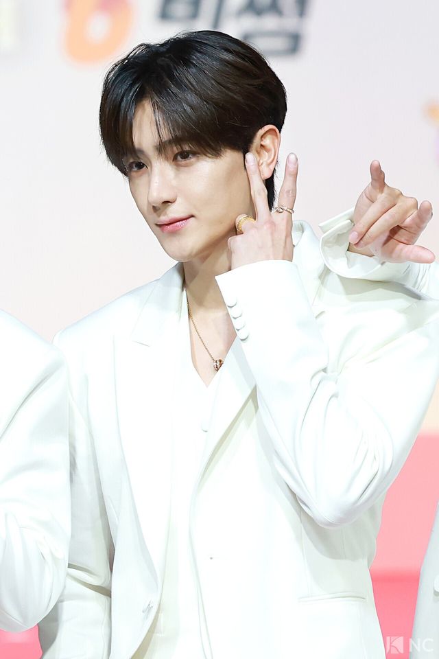 그룹 더보이즈(THE BOYZ) 현재가 25일 인천시 중구 운서동 인스파이어 아레나에서 진행된 ‘2025 SBS&nbsp;가요대전’ 공연에 앞서 레드카펫을 밟고 있다. 사진=김규빈 기자