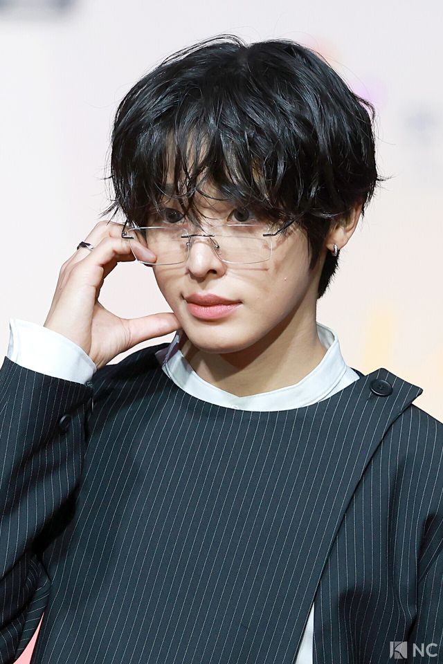 그룹 엔시티 위시(NCT WISH) 리쿠가 25일 인천시 중구 운서동 인스파이어 아레나에서 진행된 ‘2025 SBS&nbsp;가요대전’ 공연에 앞서 레드카펫을 밟고 있다. 사진=김규빈 기자