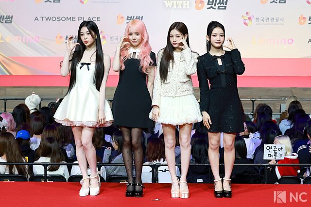 그룹 베이비돈크라이(Baby DONT Cry)가 25일 인천시 중구 운서동 인스파이어 아레나에서 진행된 ‘2025 SBS&nbsp;가요대전’ 공연에 앞서 레드카펫을 밟고 있다. 사진=김규빈 기자