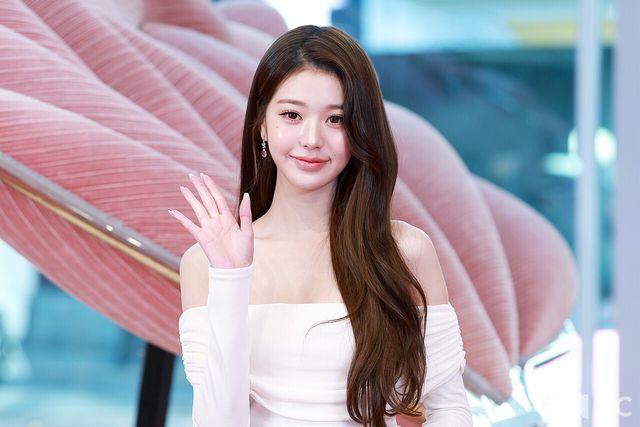 (위 사진은 기사와 직접적인 관련 없음) 그룹 아이브(IVE) 장원영이 8일 오전 서울 성동구 모처에서 열린 한 뷰티 브랜드의 팝업 스토어 오픈 기념 포토콜에서 포즈를 취하고 있다. 사진=김규빈 기자