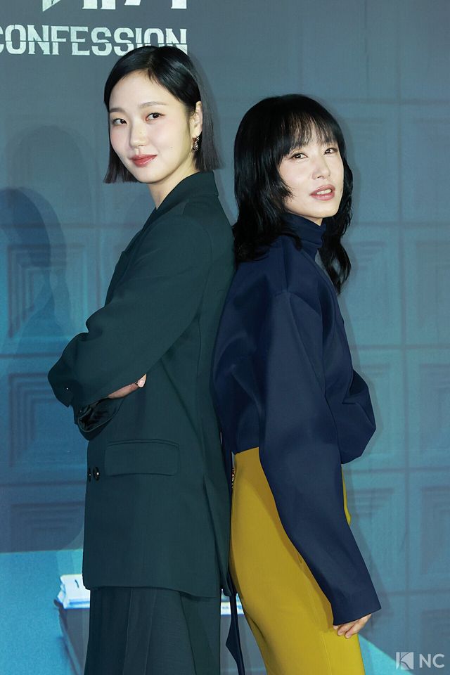배우 김고은, 전도연이 3일 오후 서울 용산구 CGV용산아이파크몰에서 진행된 넷플릭스 시리즈 ‘자백의 대가’(감독 이정효) 언론배급시사회 및 기자간담회에서 포즈를 취하고 있다. 사진=김규빈 기자