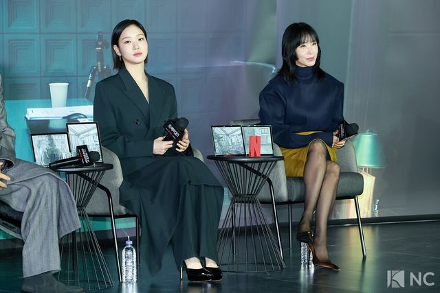 배우 김고은, 전도연이 3일 오후 서울 용산구 CGV용산아이파크몰에서 진행된 넷플릭스 시리즈 ‘자백의 대가’(감독 이정효) 언론배급시사회 및 기자간담회에서 즐거운 시간을 보내고 있다. 사진=김규빈 기자
