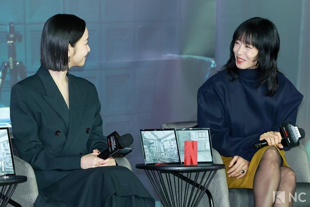 배우 김고은, 전도연이 3일 오후 서울 용산구 CGV용산아이파크몰에서 진행된 넷플릭스 시리즈 ‘자백의 대가’(감독 이정효) 언론배급시사회 및 기자간담회에서 즐거운 시간을 보내고 있다. 사진=김규빈 기자