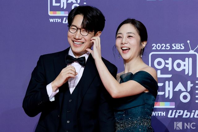 방송인 조우종, 정다은 부부가 30일 서울 마포구 상암 SBS 프리즘 타워에서 열린 ‘2025 SBS 연예대상’ 레드카펫에서 포즈를 취하고 있다. 사진=김규빈 기자