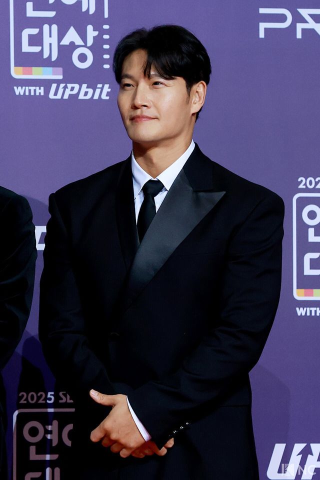 가수 김종국이 30일 서울 마포구 상암 SBS 프리즘 타워에서 열린 ‘2025 SBS 연예대상’ 레드카펫에서 포즈를 취하고 있다. 사진=김규빈 기자