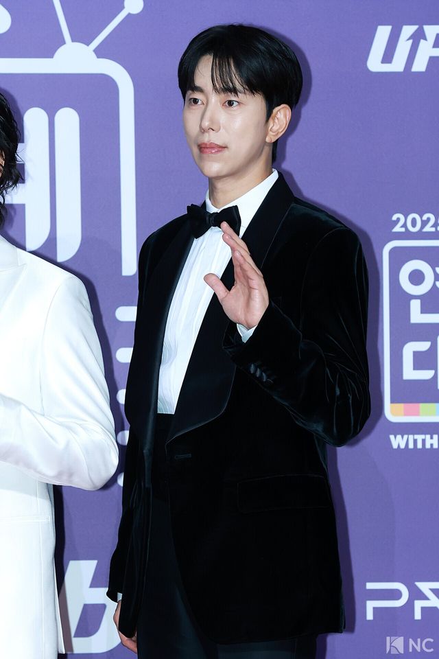 배우 윤현민이 30일 서울 마포구 상암 SBS 프리즘 타워에서 열린 ‘2025 SBS 연예대상’ 레드카펫에서 포즈를 취하고 있다. 사진=김규빈 기자