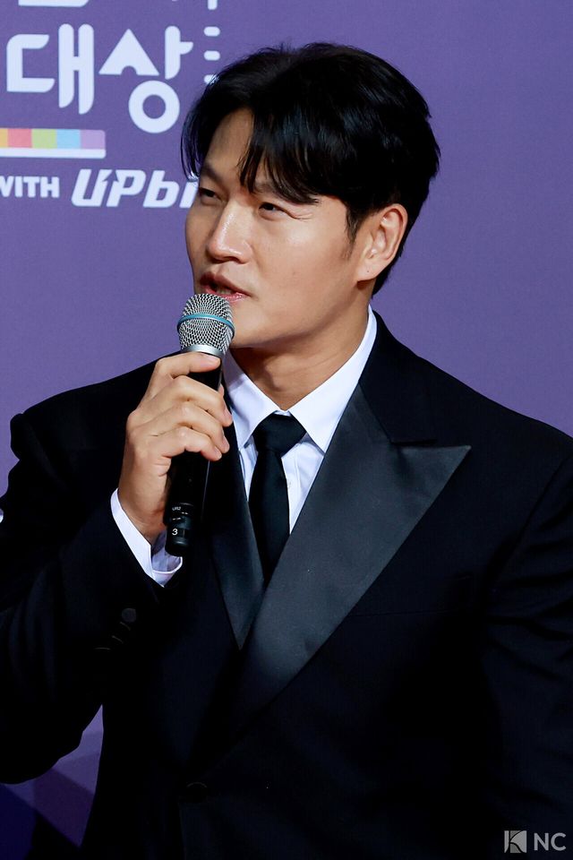 가수 김종국이 30일 서울 마포구 상암 SBS 프리즘 타워에서 열린 ‘2025 SBS 연예대상’ 레드카펫에서 포즈를 취하고 있다. 사진=김규빈 기자