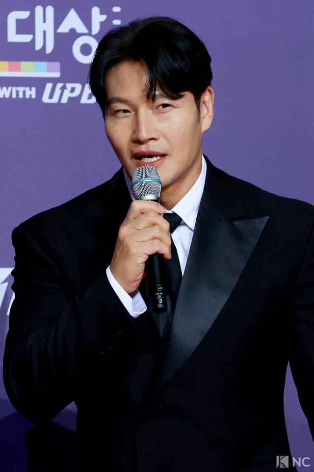 가수 김종국이 30일 서울 마포구 상암 SBS 프리즘 타워에서 열린 ‘2025 SBS 연예대상’ 레드카펫에서 포즈를 취하고 있다. 사진=김규빈 기자