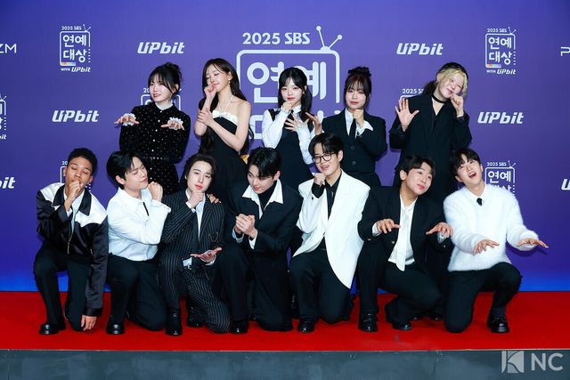 '우리들의 발라드' 출연진(이예지, 이지훈, 천범석, 최은빈, 홍승민, 송지우, 임지성, 민수현, 김윤이, 이준석, 정지웅, 오추바 제레미)이 30일 서울 마포구 상암 SBS 프리즘 타워에서 열린 ‘2025 SBS 연예대상’ 레드카펫에서 포즈를 취하고 있다. 사진=김규빈 기자