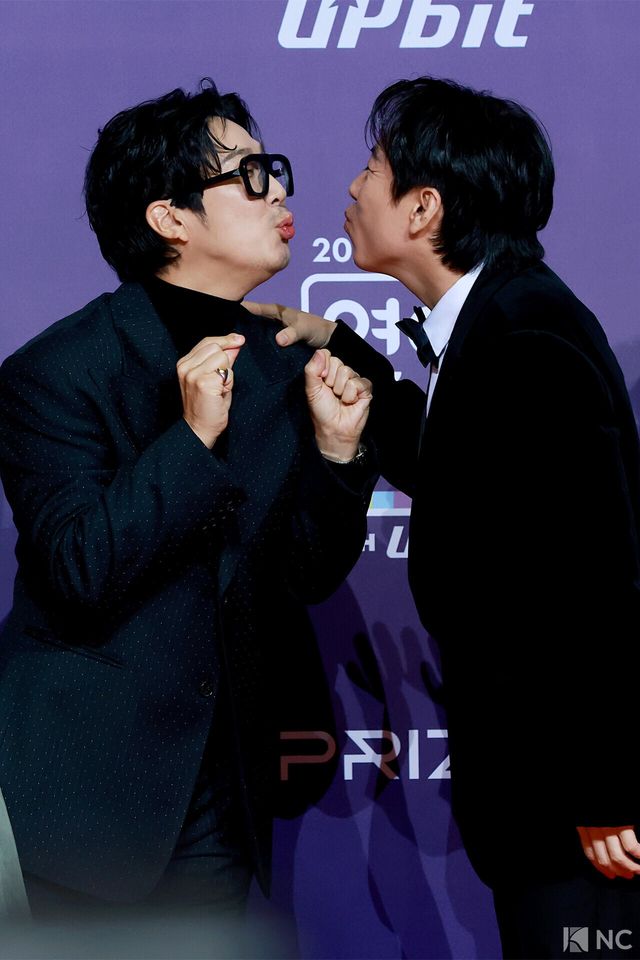 방송인 하하, 양세찬이 30일 서울 마포구 상암 SBS 프리즘 타워에서 열린 ‘2025 SBS 연예대상’ 레드카펫에서 포즈를 취하고 있다. 사진=김규빈 기자