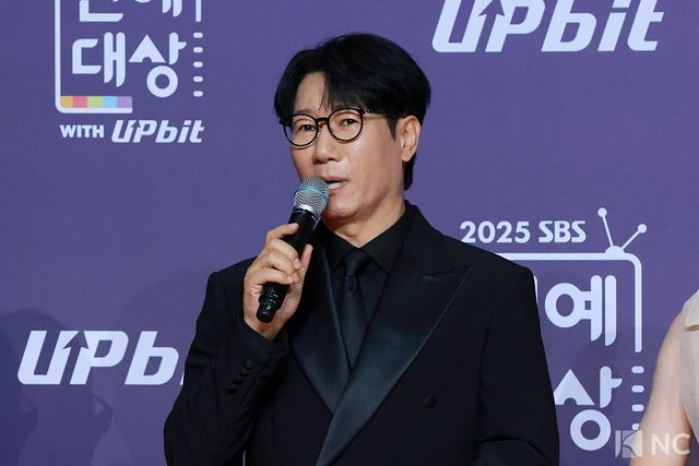 방송인 지석진이 30일 서울 마포구 상암 SBS 프리즘 타워에서 열린 ‘2025 SBS 연예대상’ 레드카펫에서 포즈를 취하고 있다. 사진=김규빈 기자