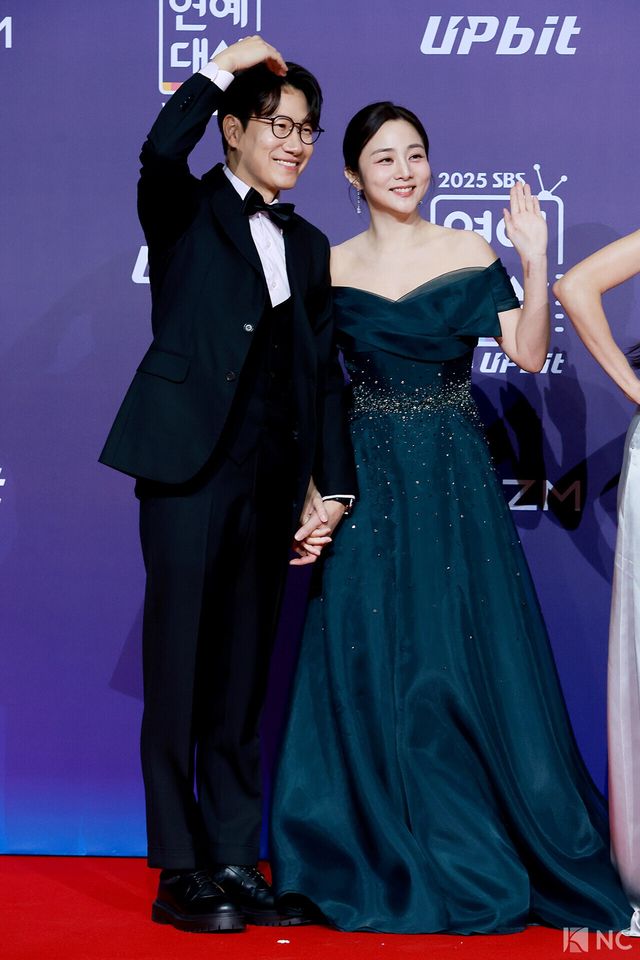 방송인 조우종, 정다은 부부가 30일 서울 마포구 상암 SBS 프리즘 타워에서 열린 ‘2025 SBS 연예대상’ 레드카펫에서 포즈를 취하고 있다. 사진=김규빈 기자