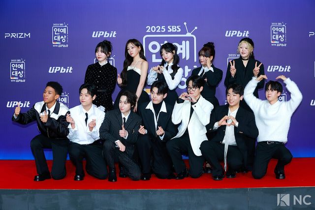 '우리들의 발라드' 출연진(이예지, 이지훈, 천범석, 최은빈, 홍승민, 송지우, 임지성, 민수현, 김윤이, 이준석, 정지웅, 오추바 제레미)이 30일 서울 마포구 상암 SBS 프리즘 타워에서 열린 ‘2025 SBS 연예대상’ 레드카펫에서 포즈를 취하고 있다. 사진=김규빈 기자