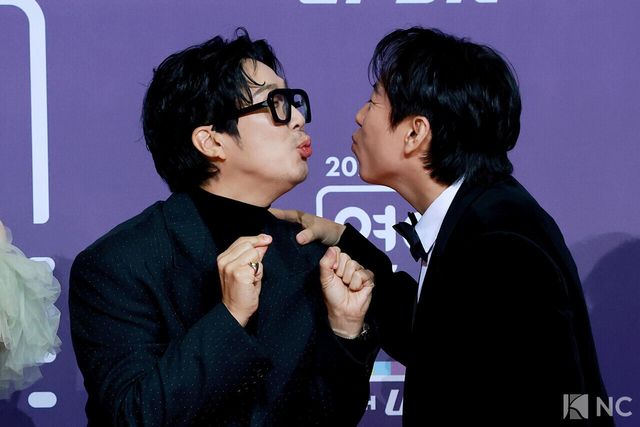 방송인 하하, 양세찬이 30일 서울 마포구 상암 SBS 프리즘 타워에서 열린 ‘2025 SBS 연예대상’ 레드카펫에서 포즈를 취하고 있다. 사진=김규빈 기자