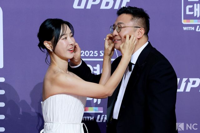 방송인 이지혜, 문재완 부부가 30일 서울 마포구 상암 SBS 프리즘 타워에서 열린 ‘2025 SBS 연예대상’ 레드카펫에서 포즈를 취하고 있다. 사진=김규빈 기자