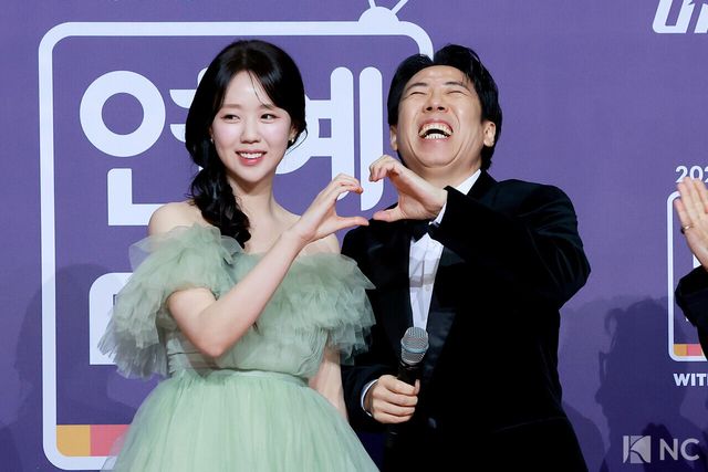 방송인 지예은, 양세찬이 30일 서울 마포구 상암 SBS 프리즘 타워에서 열린 ‘2025 SBS 연예대상’ 레드카펫에서 포즈를 취하고 있다. 사진=김규빈 기자