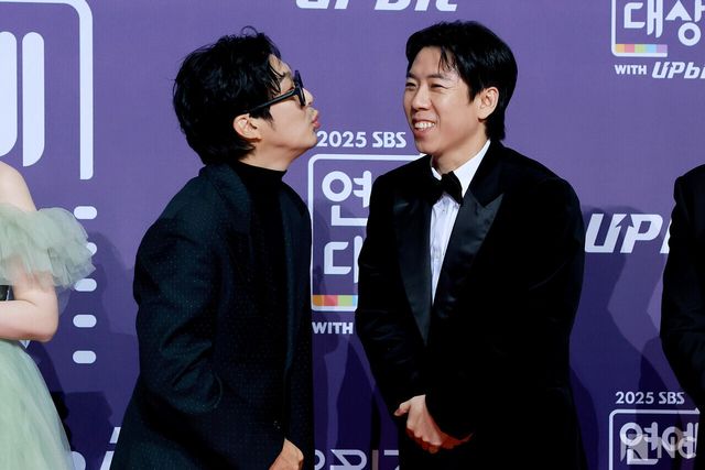 방송인 하하, 양세찬이 30일 서울 마포구 상암 SBS 프리즘 타워에서 열린 ‘2025 SBS 연예대상’ 레드카펫에서 포즈를 취하고 있다. 사진=김규빈 기자