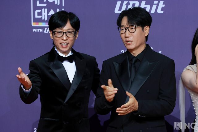 방송인 유재석, 지석진이 30일 서울 마포구 상암 SBS 프리즘 타워에서 열린 ‘2025 SBS 연예대상’ 레드카펫에서 포즈를 취하고 있다. 사진=김규빈 기자