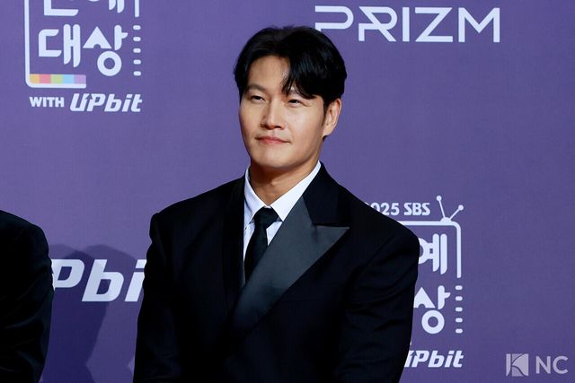 가수 김종국이 30일 서울 마포구 상암 SBS 프리즘 타워에서 열린 ‘2025 SBS 연예대상’ 레드카펫에서 포즈를 취하고 있다. 사진=김규빈 기자