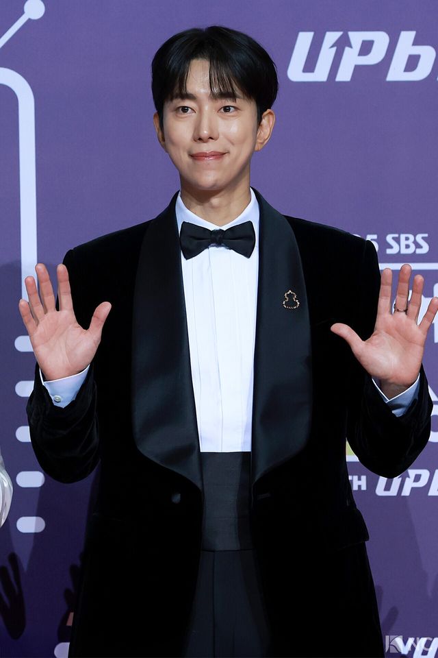 배우 윤현민이 30일 서울 마포구 상암 SBS 프리즘 타워에서 열린 ‘2025 SBS 연예대상’ 레드카펫에서 포즈를 취하고 있다. 사진=김규빈 기자