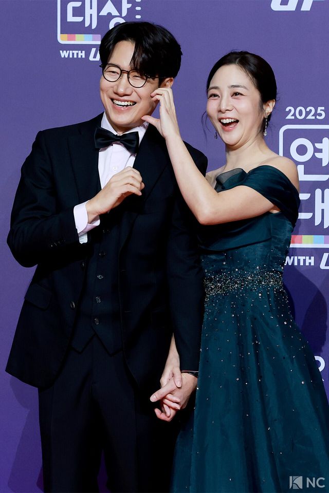 방송인 조우종, 정다은 부부가 30일 서울 마포구 상암 SBS 프리즘 타워에서 열린 ‘2025 SBS 연예대상’ 레드카펫에서 포즈를 취하고 있다. 사진=김규빈 기자